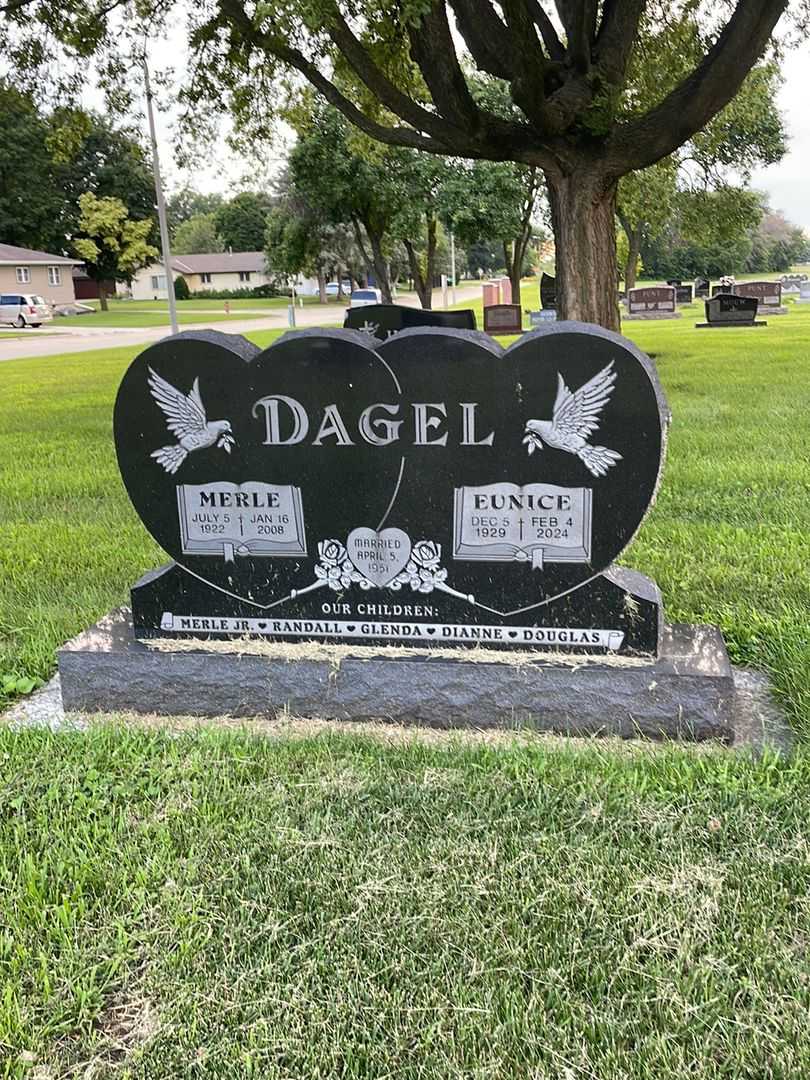 Merle Dagel's grave. Photo 1