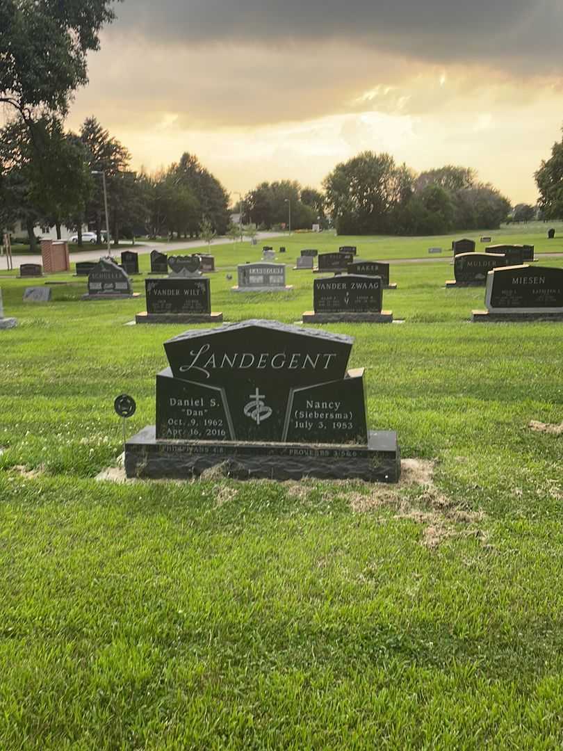 Daniel S. "Dan" Landegent's grave. Photo 2