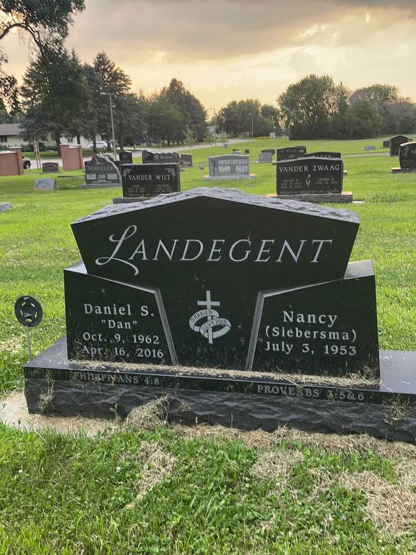 Daniel S. "Dan" Landegent's grave. Photo 1