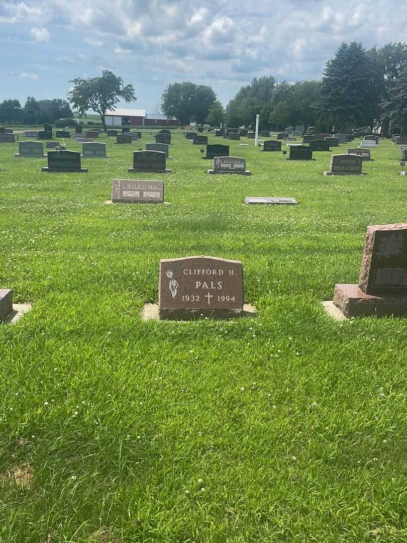 Clifford H. Pals's grave. Photo 2