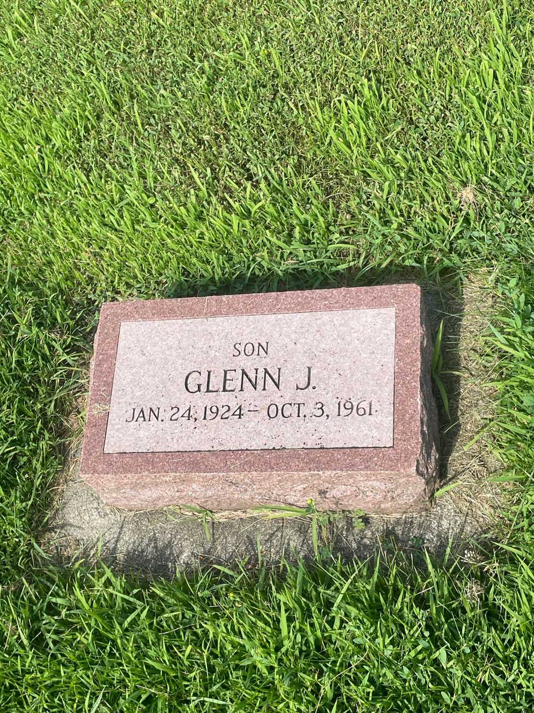 Glenn J. Raak's grave. Photo 3