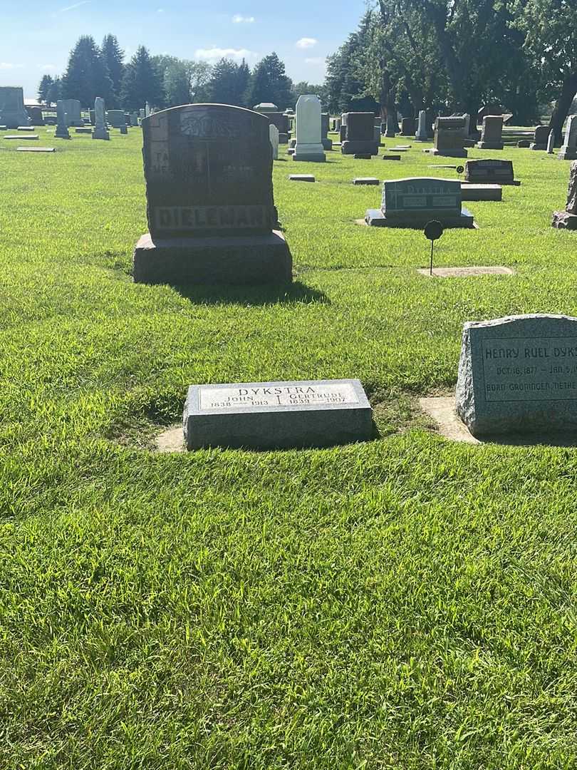 Baby Eggink's grave. Photo 3