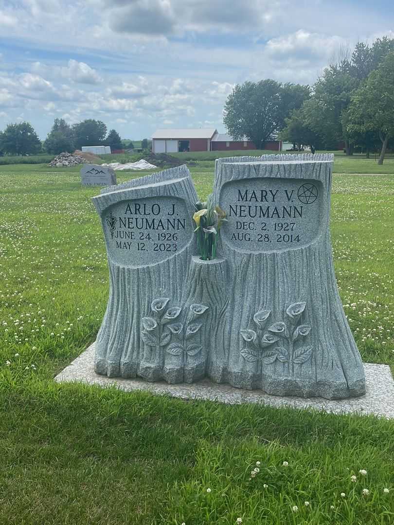 Arlo J. "Doc" Neumann's grave. Photo 1