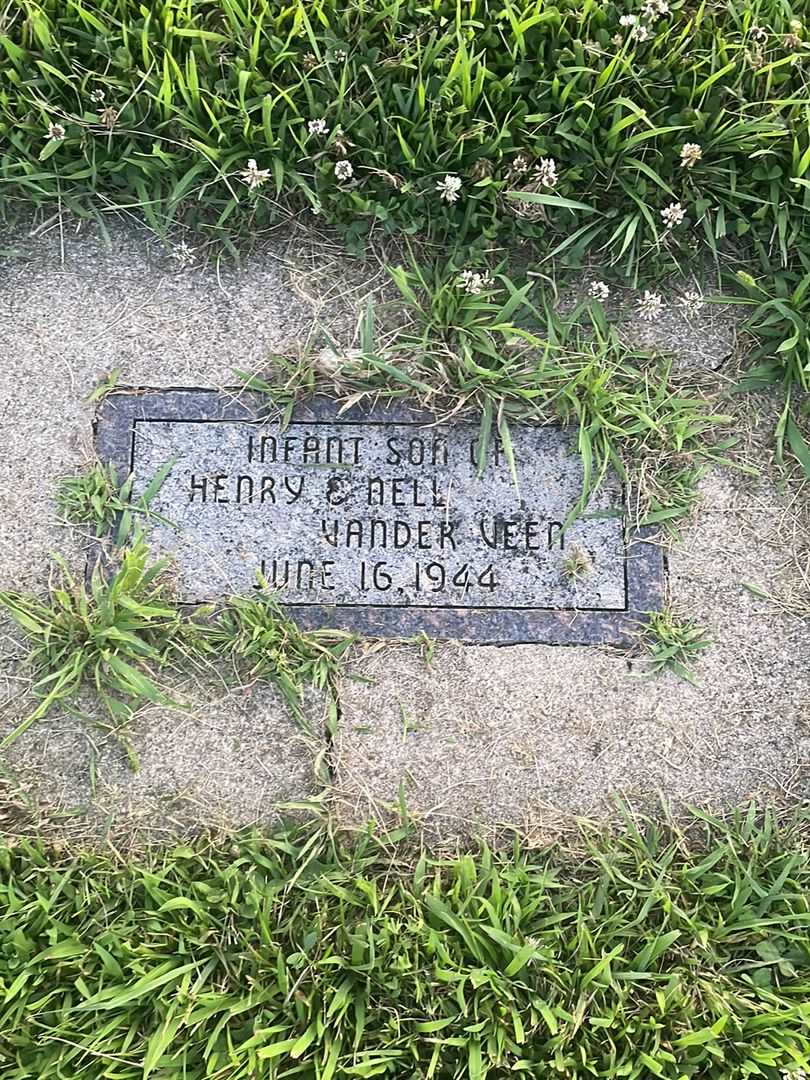 Baby Faber's grave. Photo 4