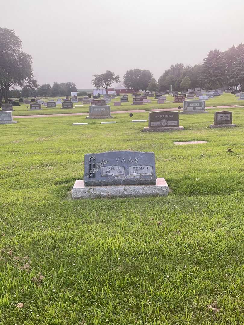 Earl B. Vaas's grave. Photo 2