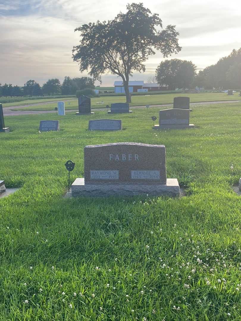 Bernice A. Faber's grave. Photo 2