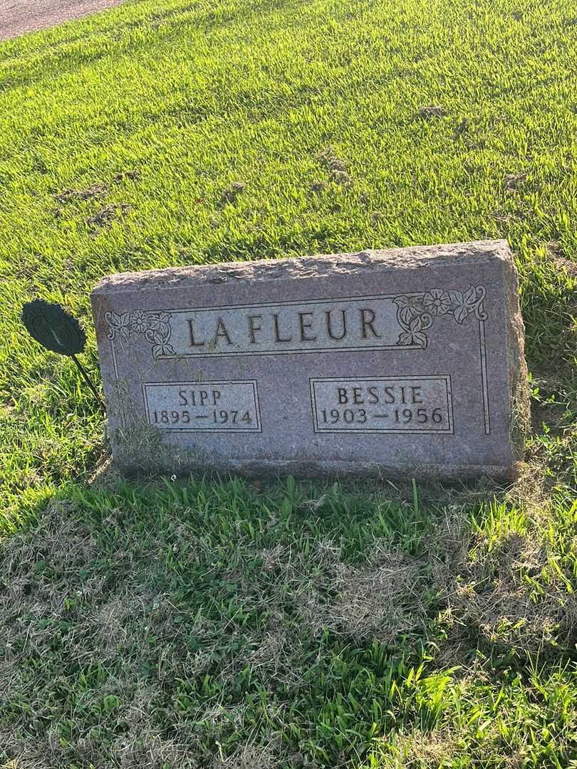 Sipp La Fleur's grave. Photo 1
