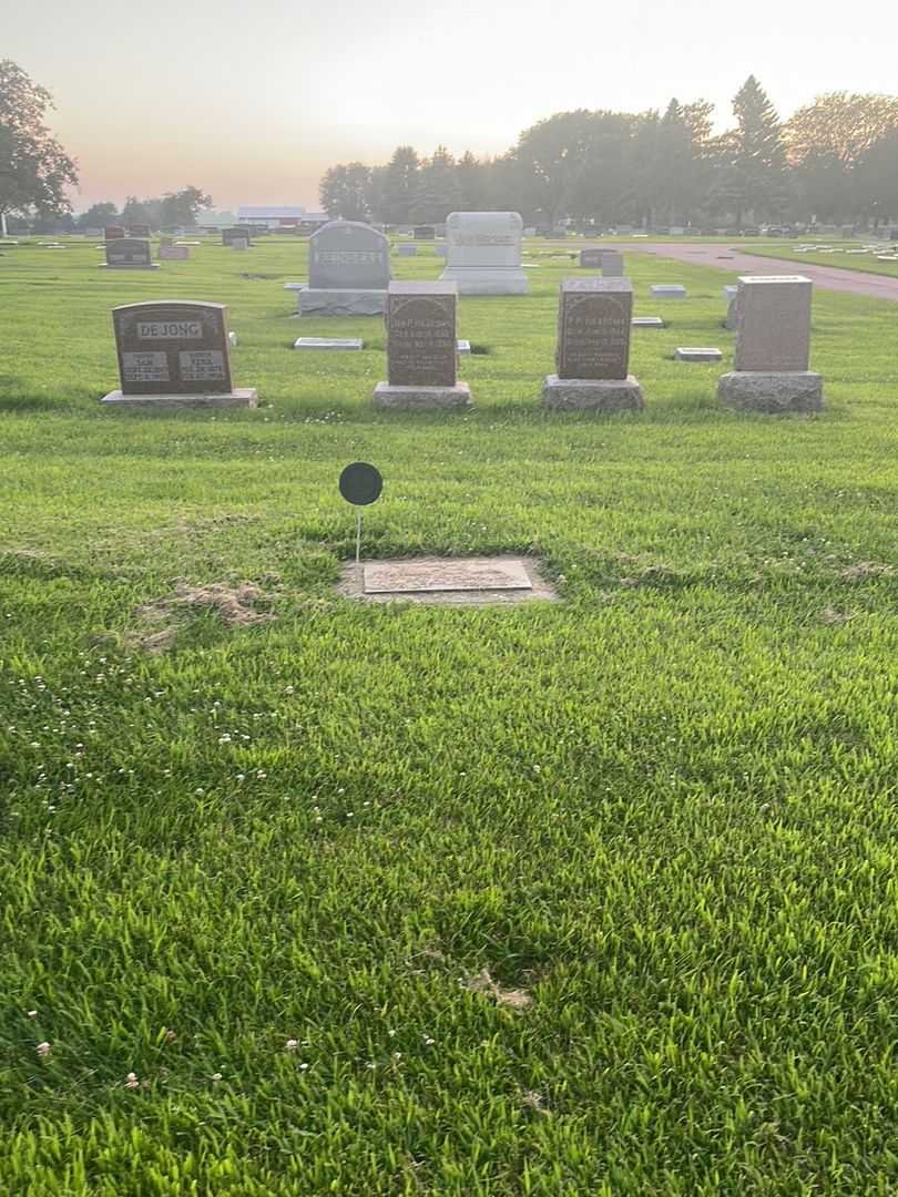 Gerrit Van Beek's grave. Photo 2
