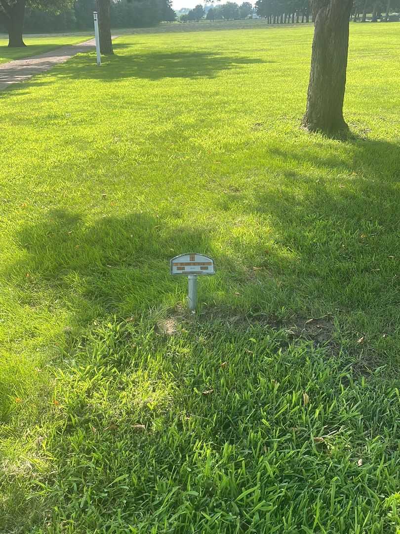 Claire Catherine Yaw's grave. Photo 2