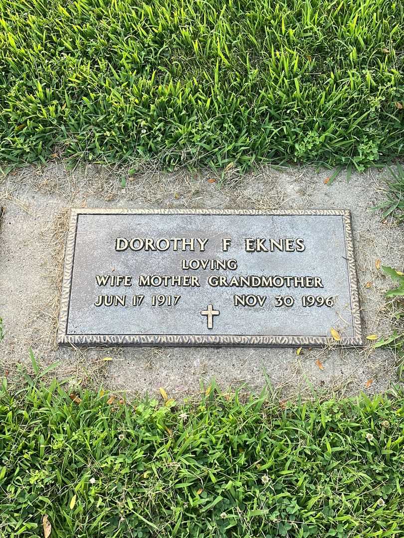 Dorothy F. Eknes's grave. Photo 1
