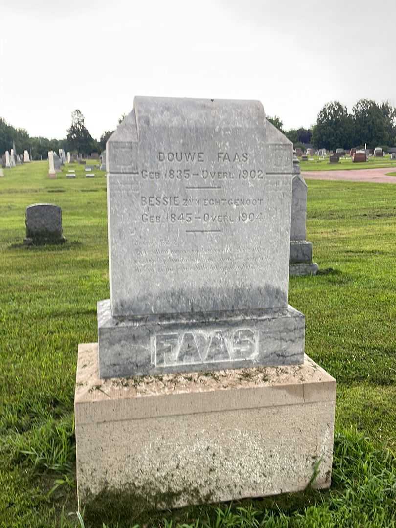 Bessie Faas's grave. Photo 1