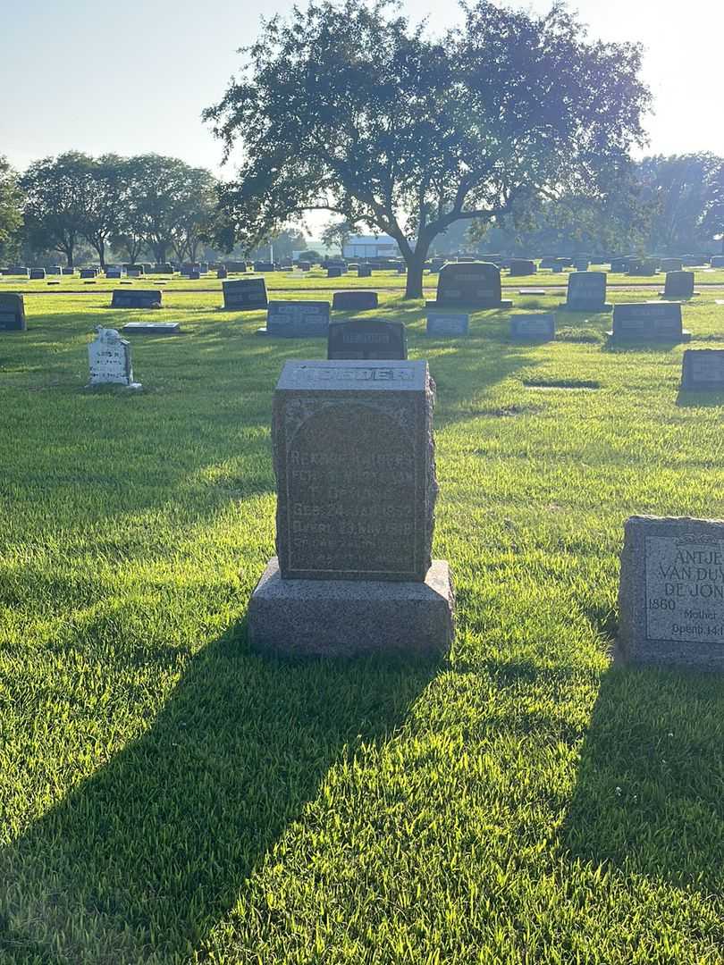Renshe Kuipers Echtgenoote Van De Jong Moeder's grave. Photo 2