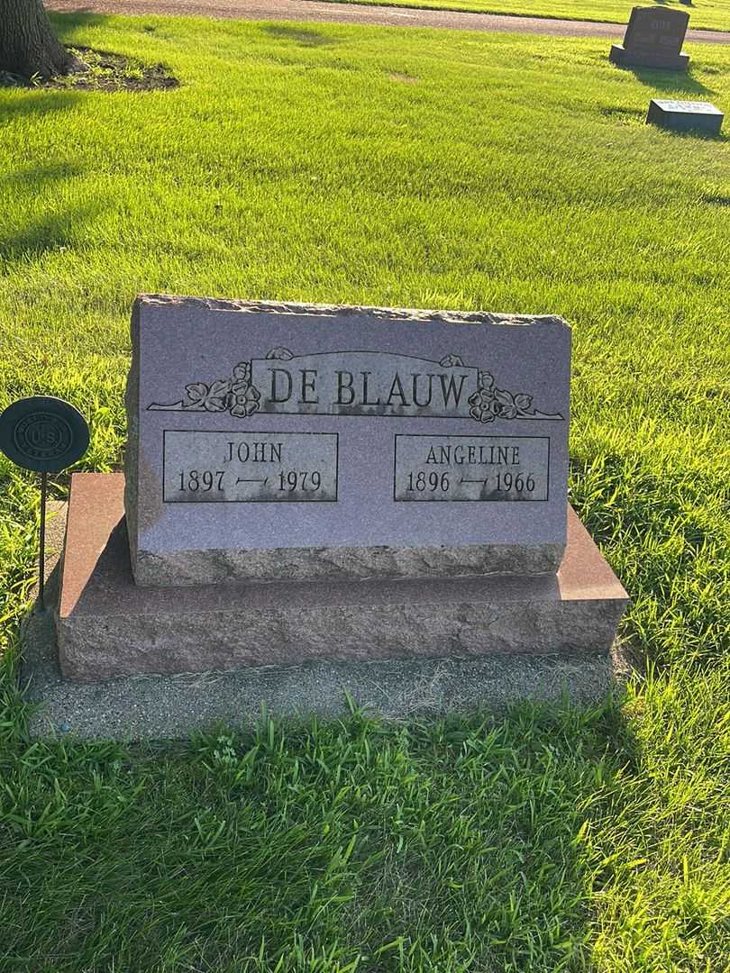 Angeline De Blauw's grave. Photo 1