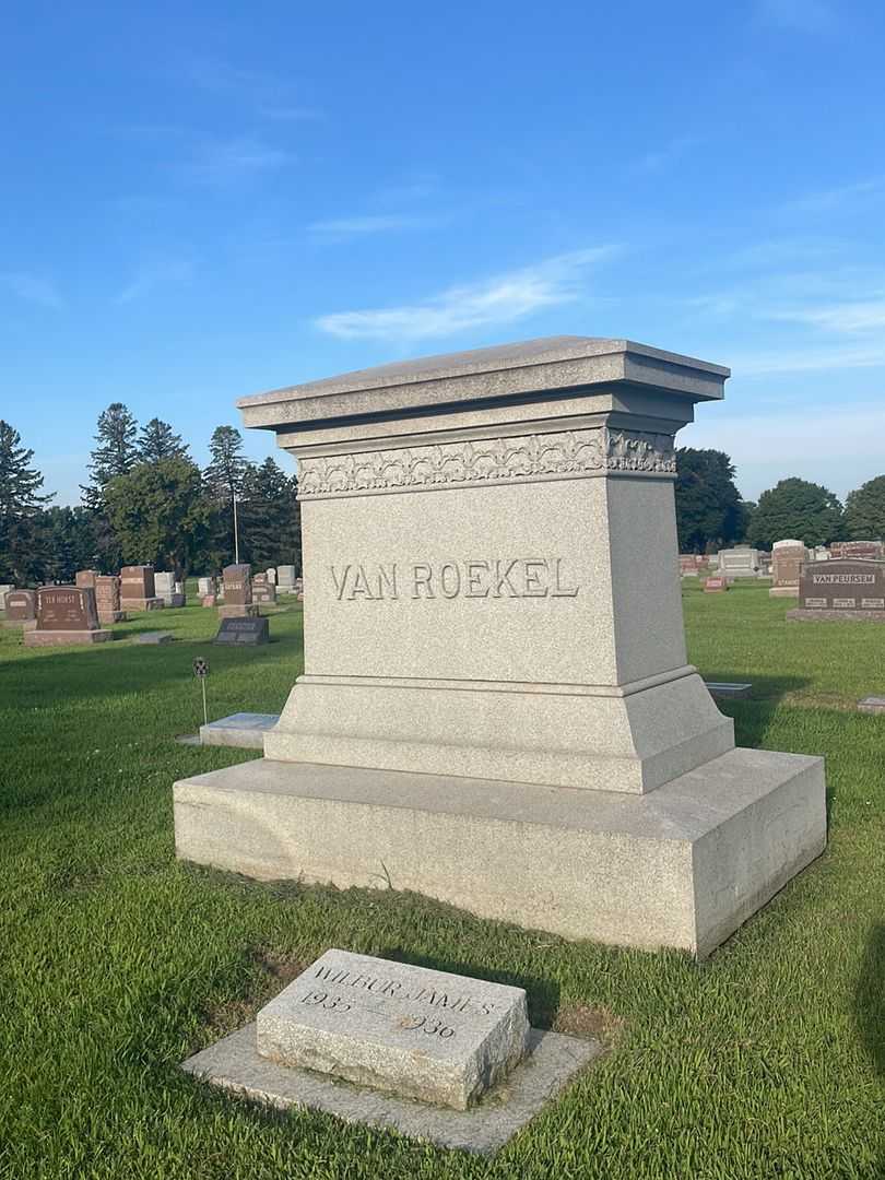 Grace Pals Van Roekel's grave. Photo 1