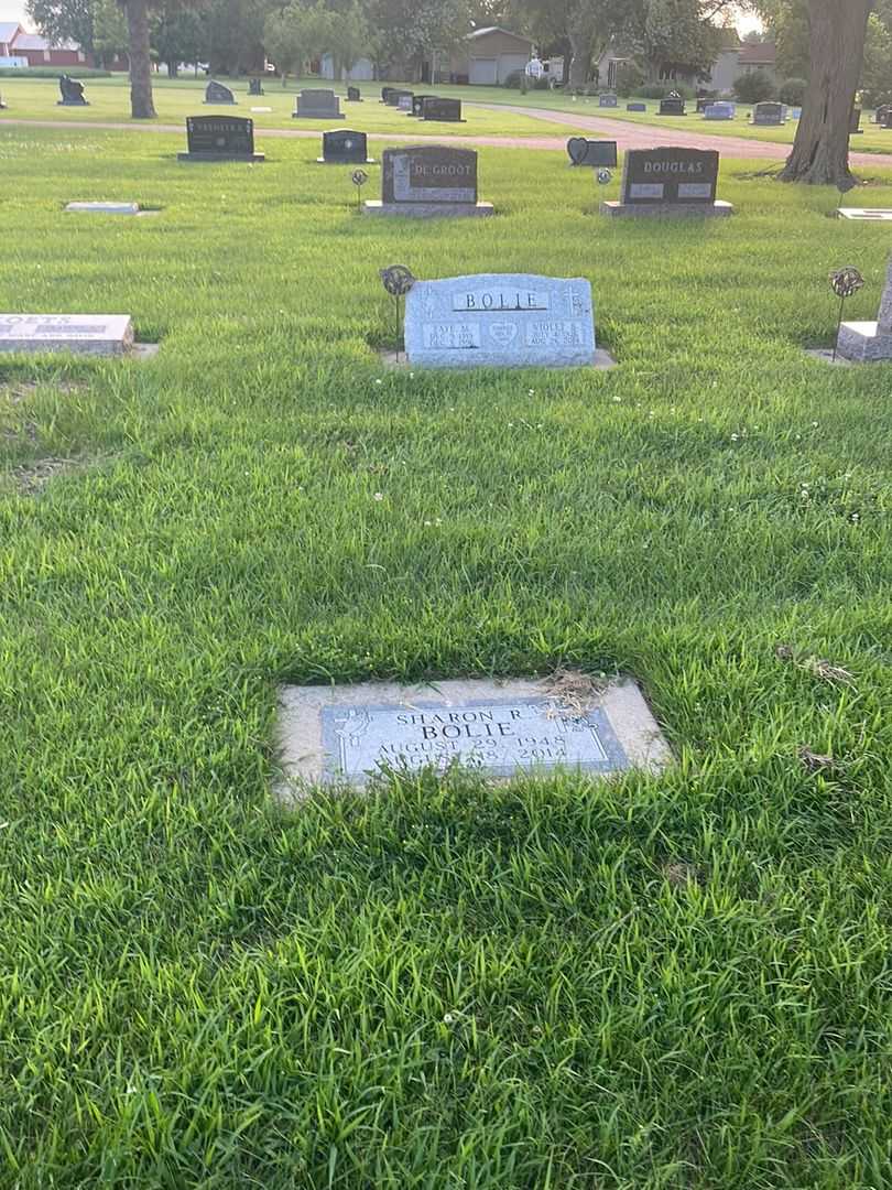 Faye M. Bolie's grave. Photo 3