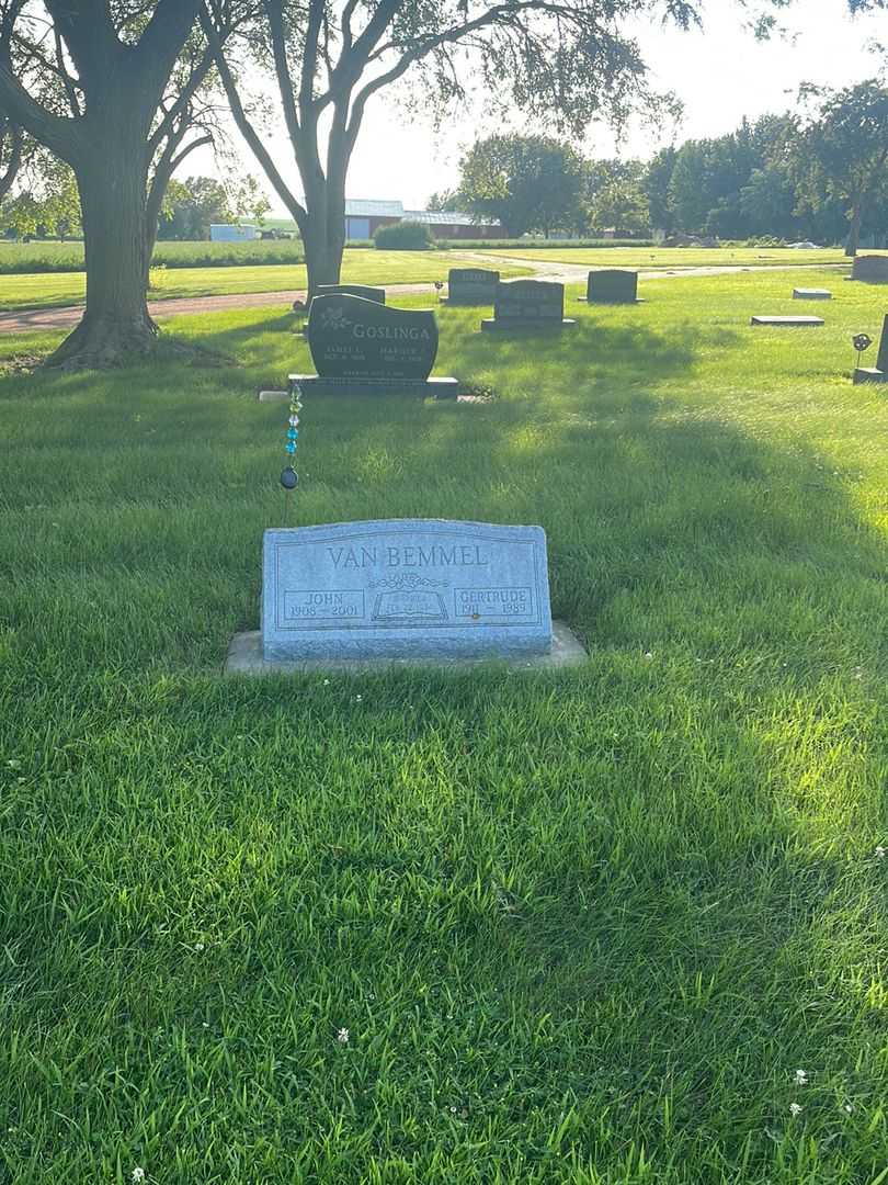 Gertrude Van Bemmel's grave. Photo 2