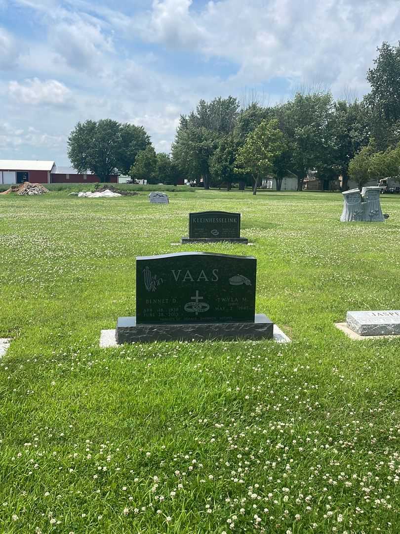 Bennett D. Vaas's grave. Photo 2