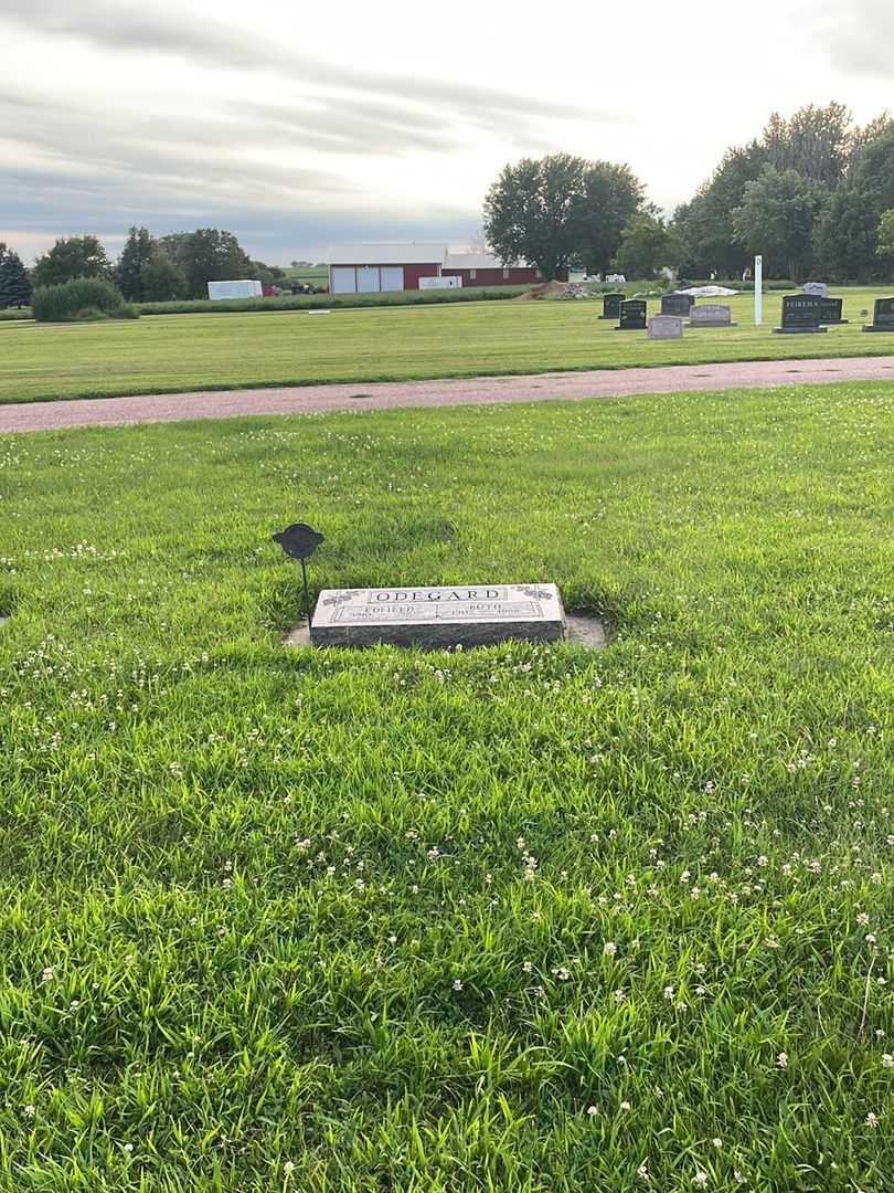 Edfield Odegard's grave. Photo 2