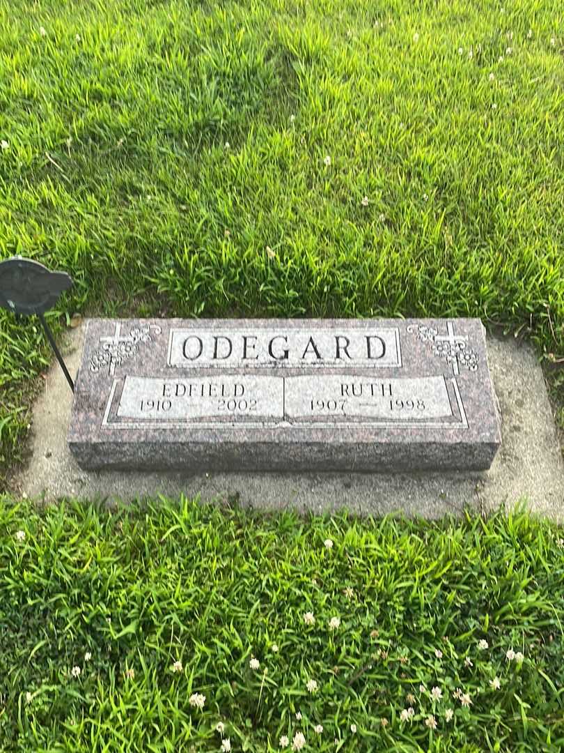 Edfield Odegard's grave. Photo 1
