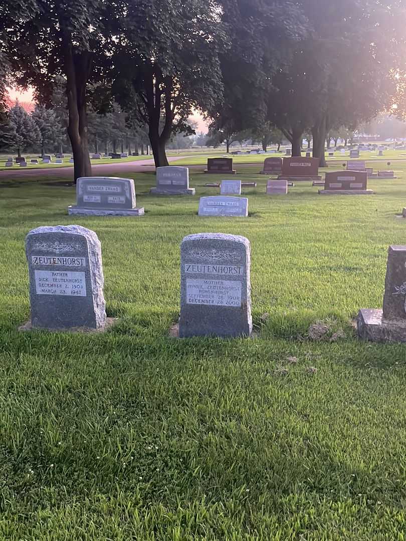 Minnie Zeutenhorst Rowenhorst's grave. Photo 2
