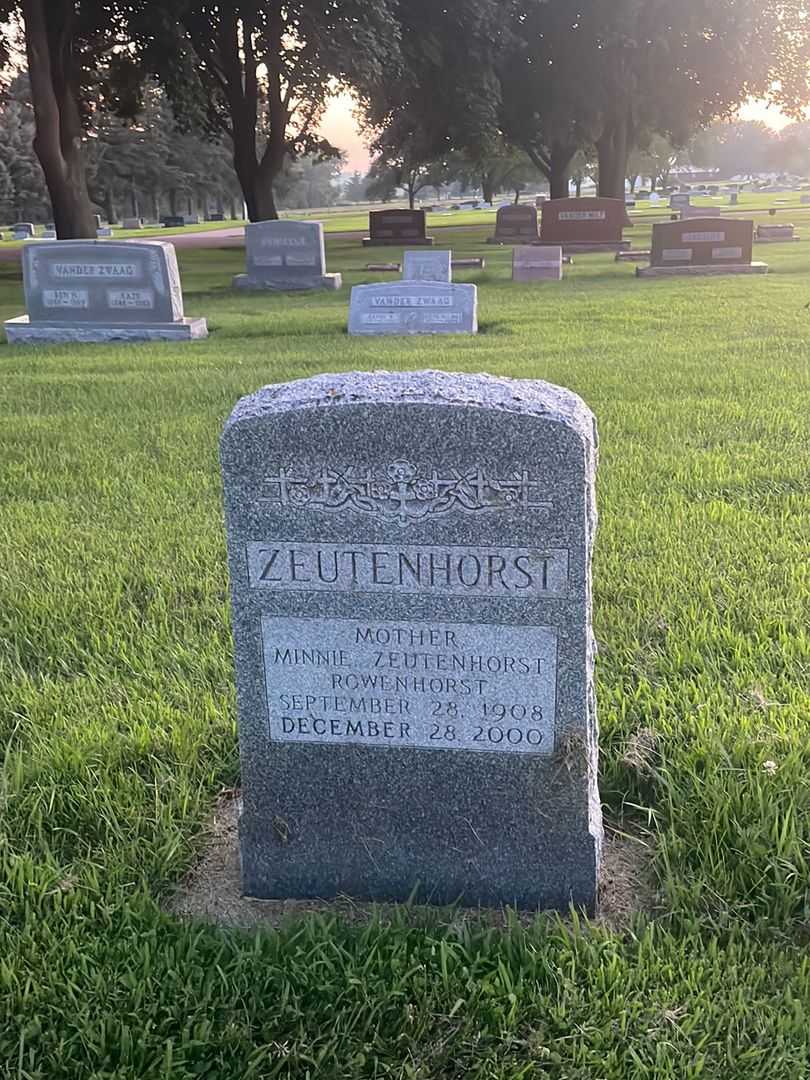 Minnie Zeutenhorst Rowenhorst's grave. Photo 1