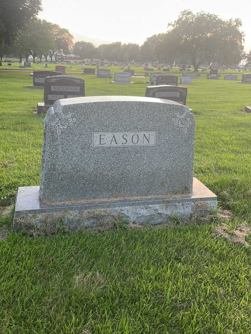 George T. Eason's grave. Photo 1
