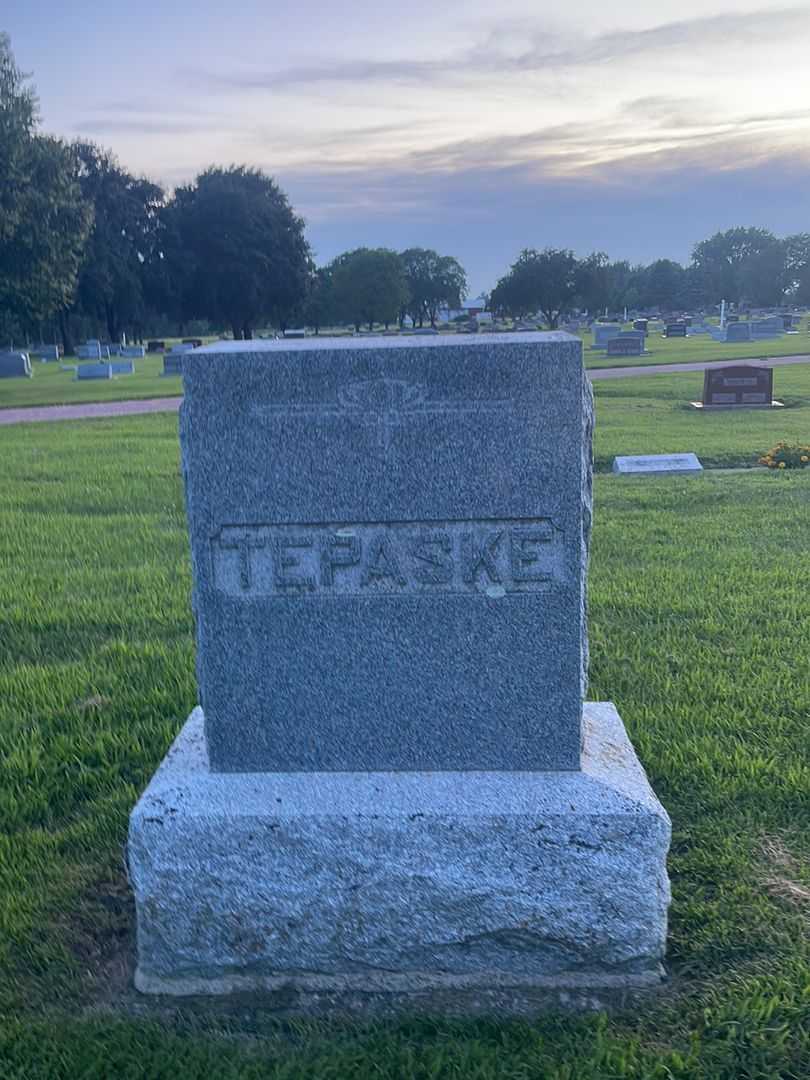 Elizabeth V. D. Aande Tepaske's grave. Photo 1