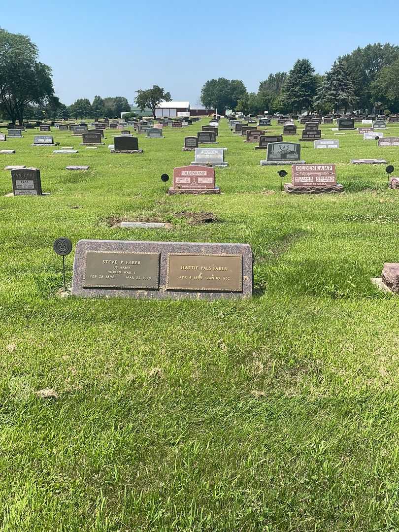 Hattie Pals Faber's grave. Photo 2