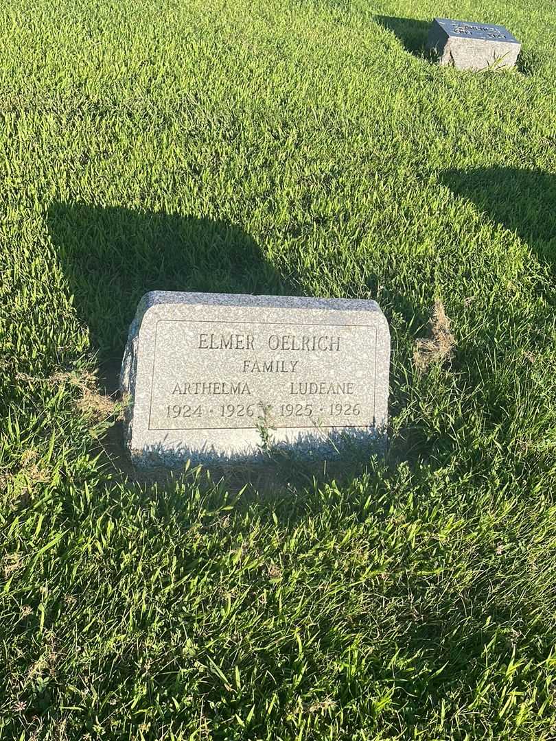 Ludeane Oelrich's grave. Photo 1