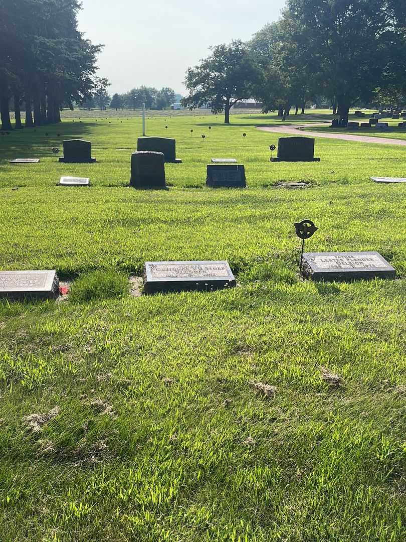 Gertrude V. D. Stoep Plender's grave. Photo 2