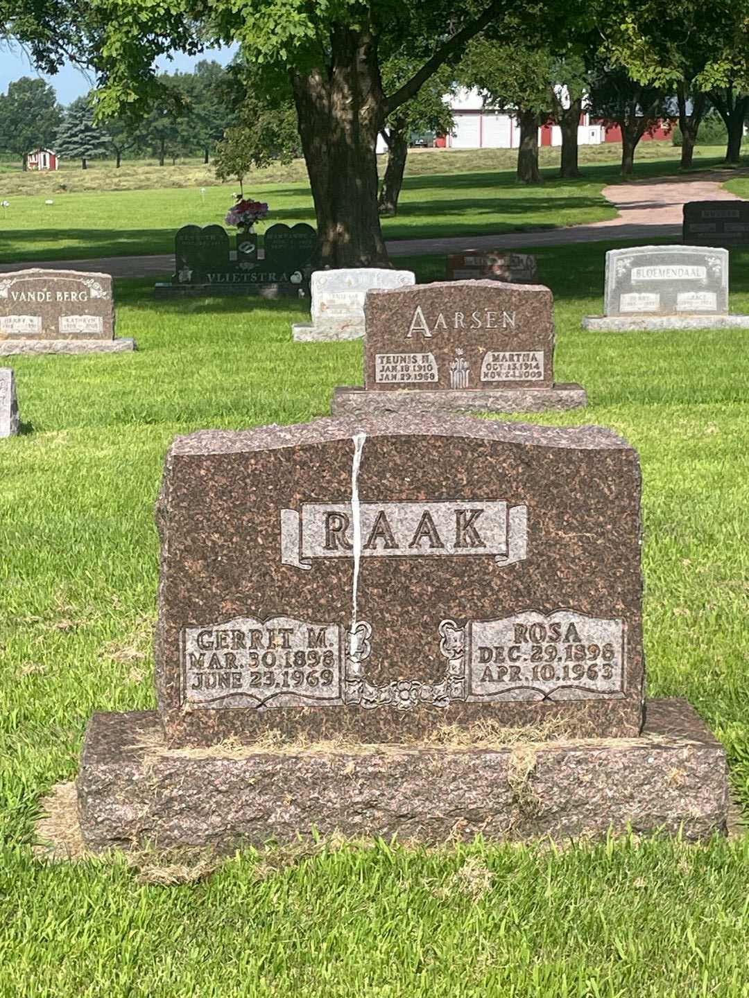 Rosa Raak's grave. Photo 1
