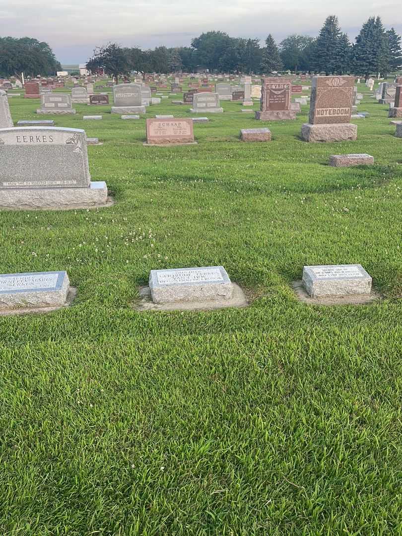 Gertrude Eerkes Van't Hof's grave. Photo 2