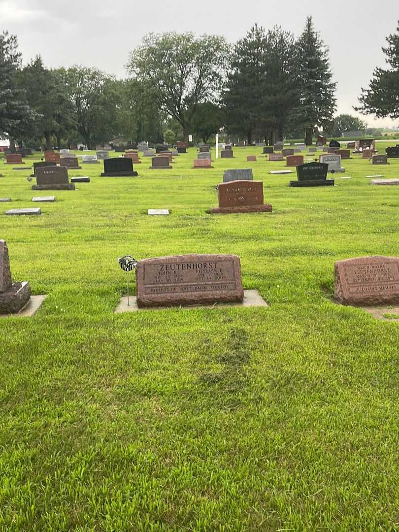 Phyllis E. Zeutenhorst's grave. Photo 2