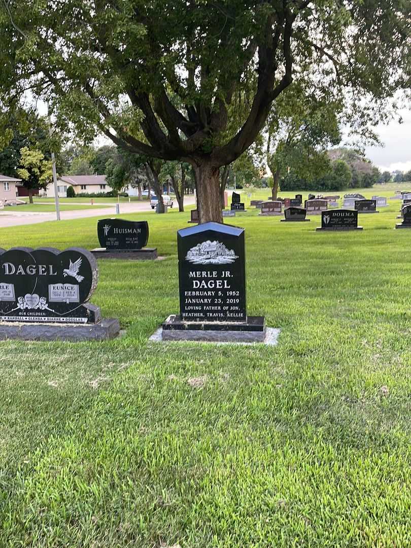 Merle Dagel Junior's grave. Photo 2
