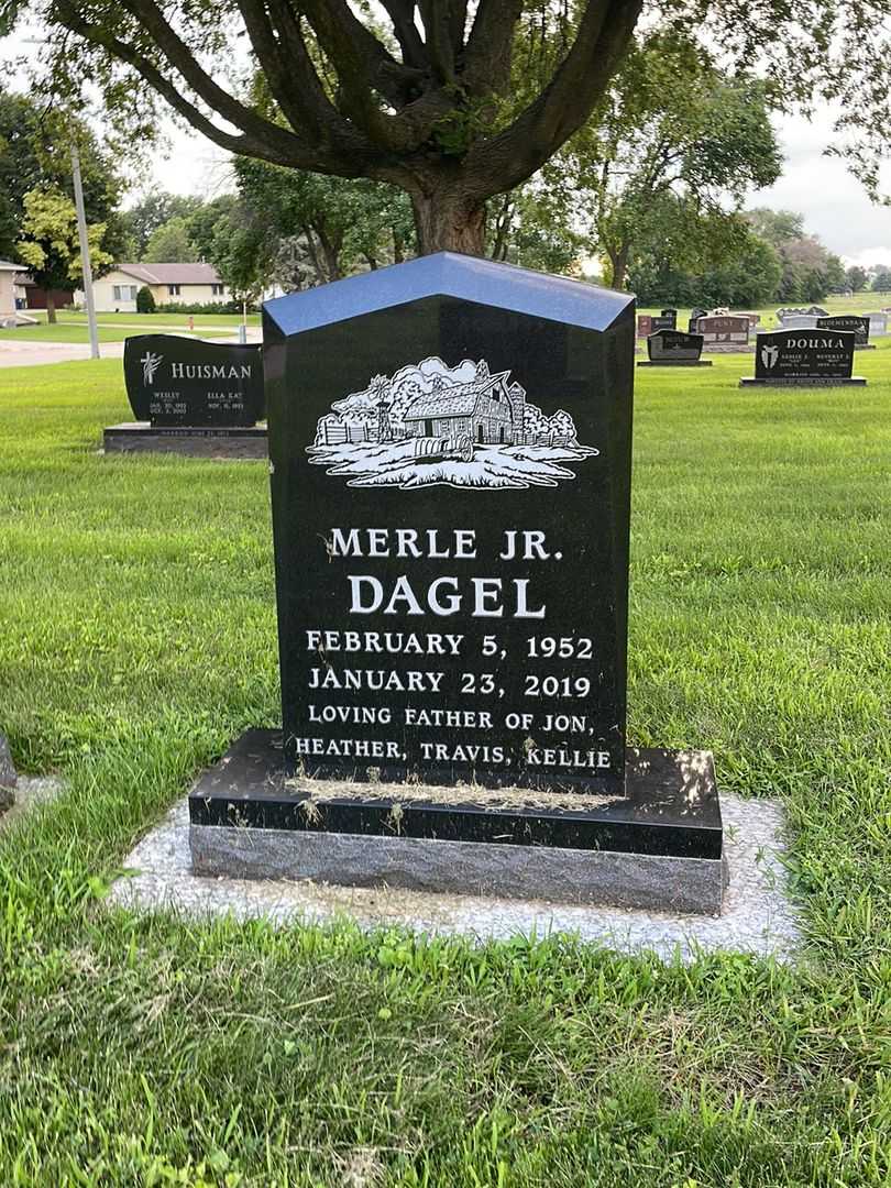 Merle Dagel Junior's grave. Photo 1