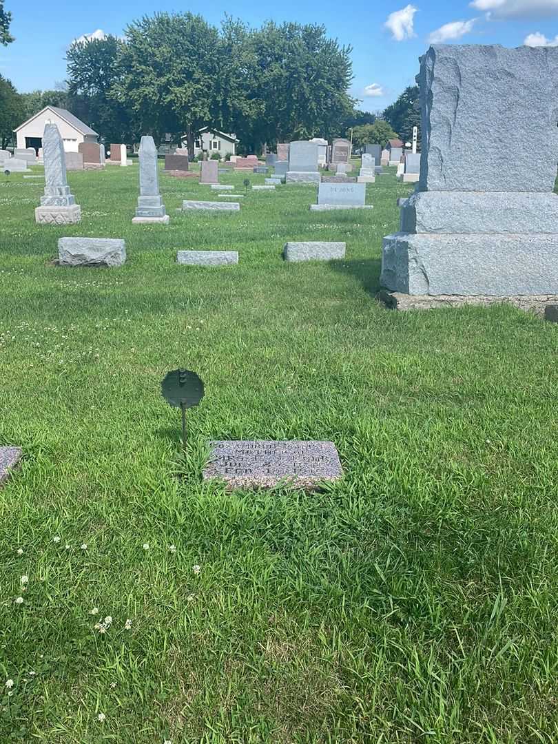 Rosamond E. Madison Lohr's grave. Photo 2