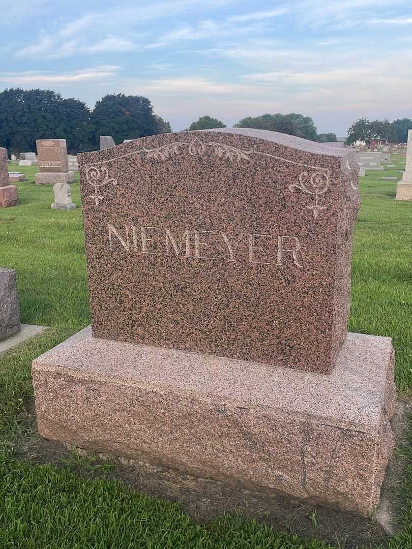 Henry Neimeyer's grave. Photo 1