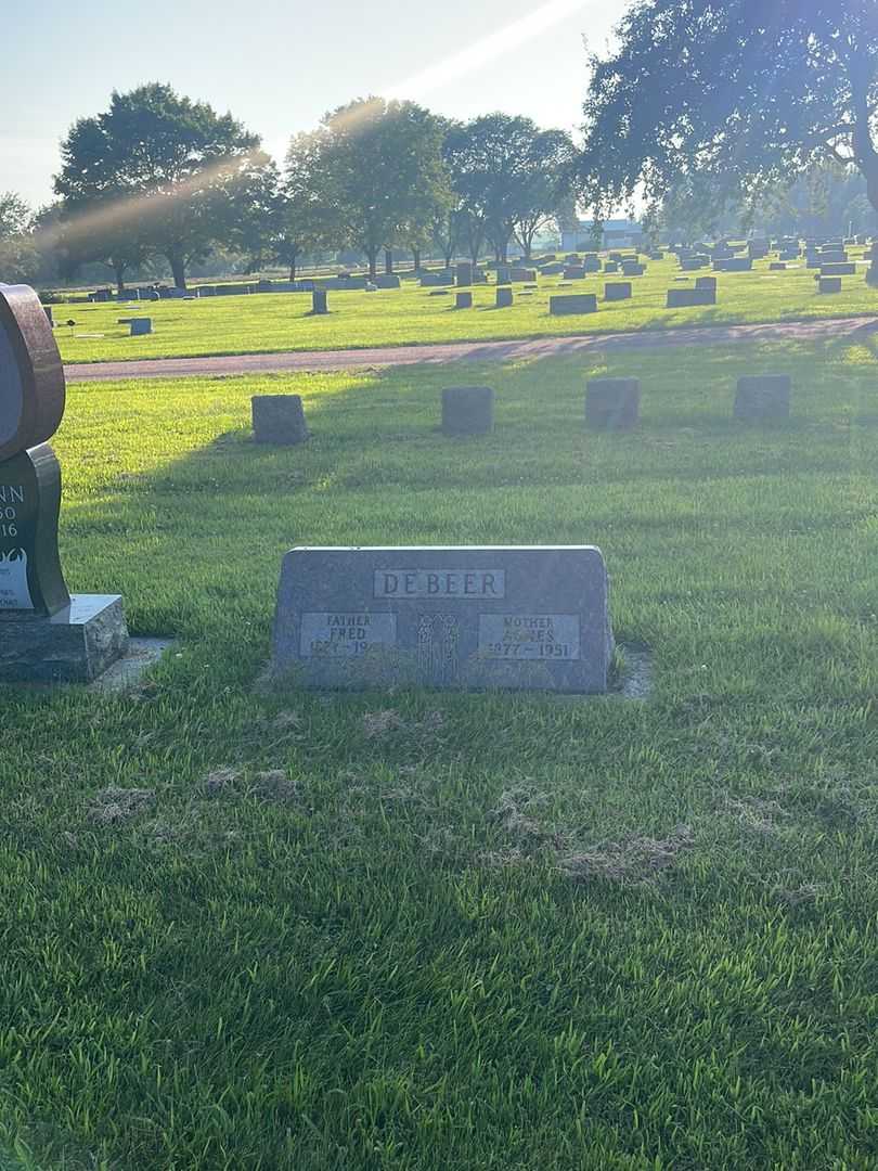 Fred De Beer's grave. Photo 2