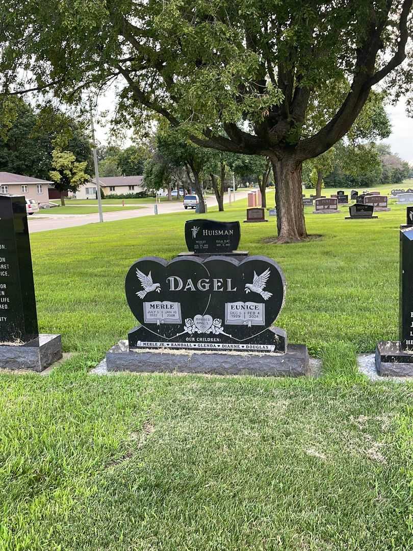 Merle Dagel's grave. Photo 2